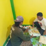 Penyerahan Bantuan berupa tempat tidur bayi dan serta pakaian layak pakai.